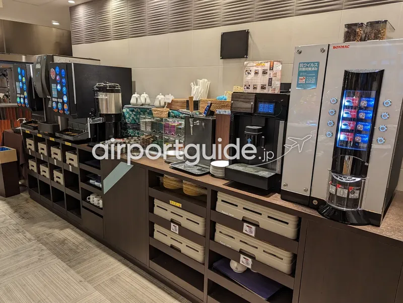ホテル朝食会場のドリンクコーナー。複数のコーヒーマシンとBONMACのカフェオレ機。