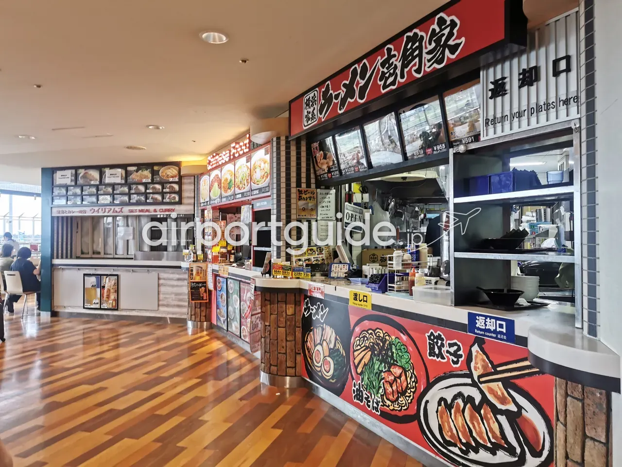 フードコートの飲食店ブース。横浜家系「ラーメン壱角家」やセットミール＆カレーのウイリアムズ、Chinese Foodの店が並び、返却口の案内。