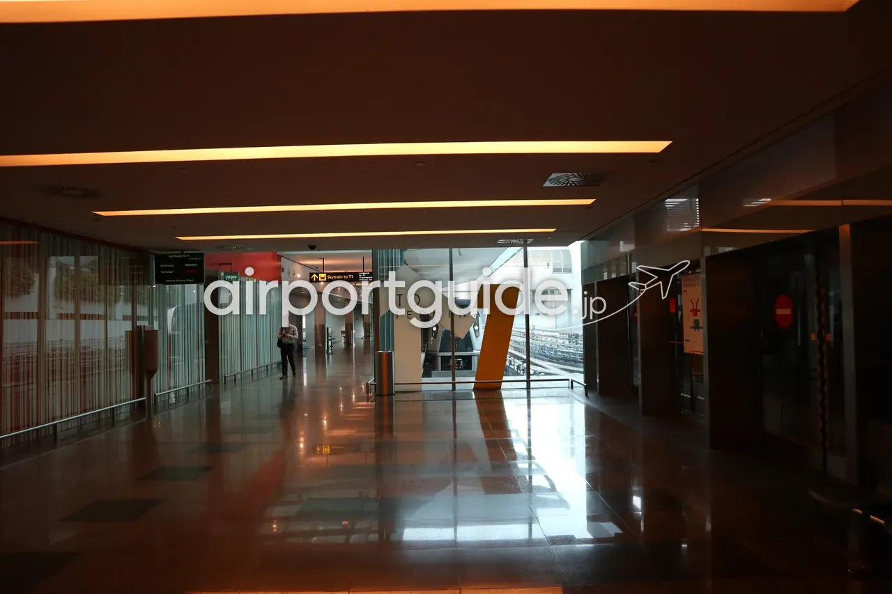 チャンギ空港の館内サイン。「TO TERMINAL 1」の大きな案内表示と、各ターミナルを結ぶスカイトレインの乗り場案内。