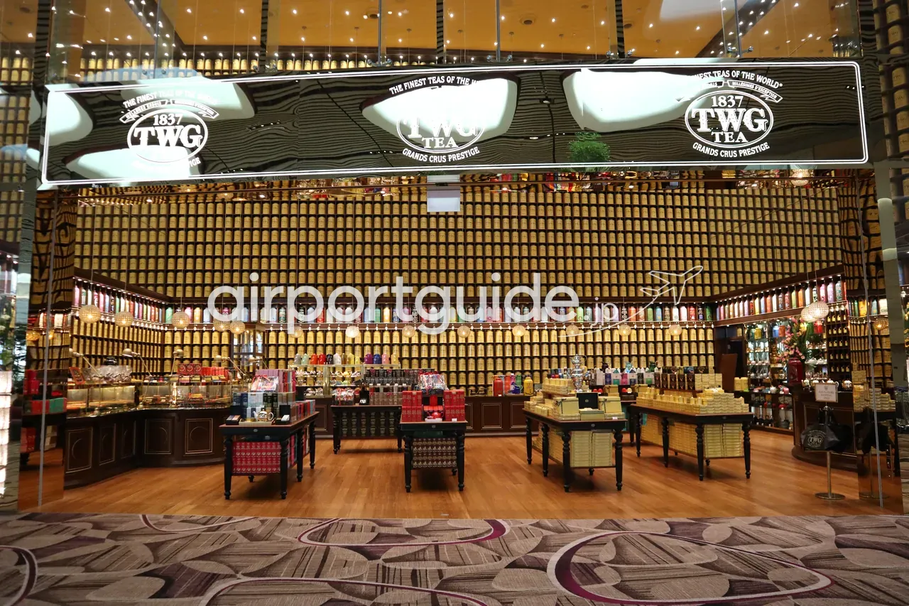 チャンギ空港の高級紅茶ブティック「1837 TWG TEA」。壁一面に金色の茶缶が並び、中央に商品陳列テーブル。