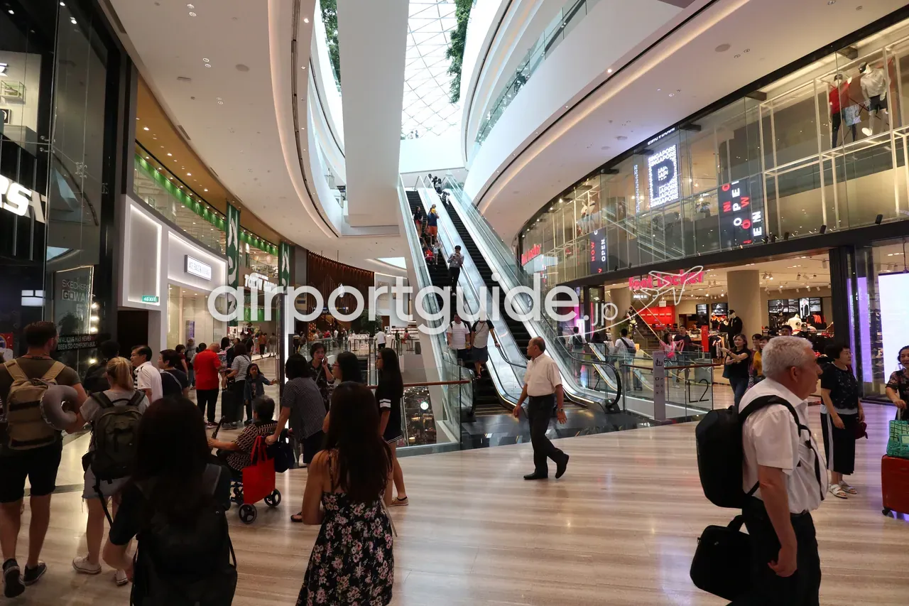 Jewelの吹き抜けショッピングモール。何層にもつながるエスカレーターと、両側に並ぶ多数の店舗。