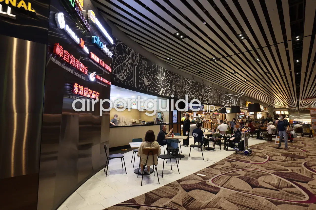 チャンギ空港ターミナル4のフードホール。「樟宜海南鸡饭（Changi Hainanese Chicken Rice）」やPho Streetなど、漢字・英語併記のローカル系スタンドが並ぶ。