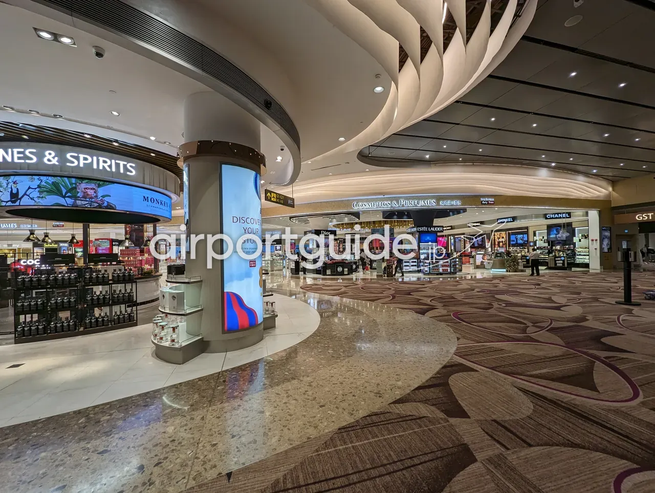 チャンギ空港ターミナル4の免税ショッピングエリア。「WINES & SPIRITS」「COSMETICS & PERFUMES」の区画に、Dior・Chanel・Estée Lauder などのブランドカウンター。