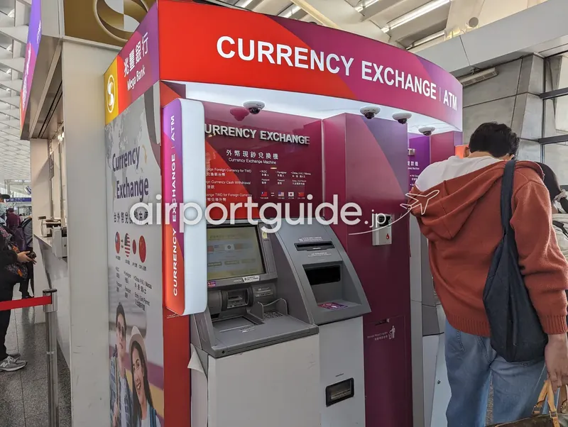 兆豊銀行の外貨自動両替機。有人窓口の手数料を避けたいときや、窓口が混んでいるときに。