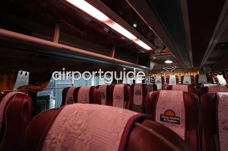 シャトルの車内。座席のヘッドカバーに「Days Hotel & Suites」のロゴ。