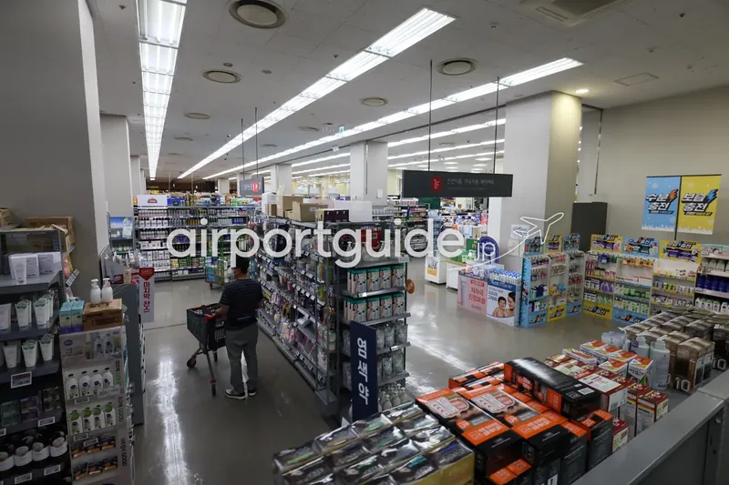 雲西の駅前にある大型スーパー（ロッテマート）の売り場。食材・日用品の買い出しはここが早い。