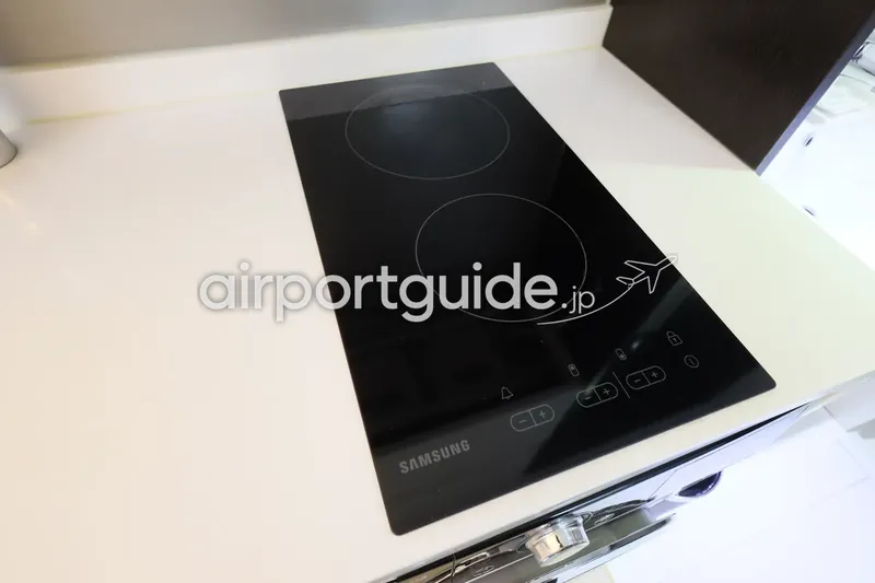 Samsung製の2口IHクッキングヒーター。黒いガラストップにタッチ式の操作パネル。