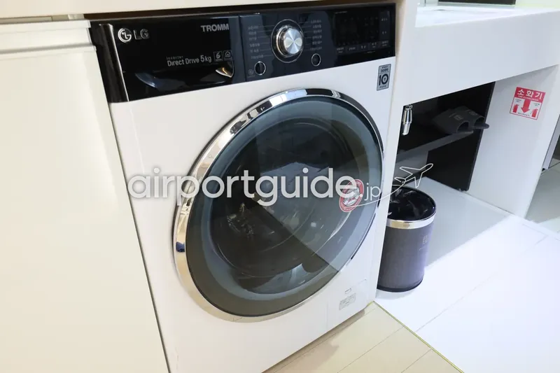 LG製のドラム式洗濯機（TROMM Direct Drive 5kg）。キャビネットに組み込まれています。