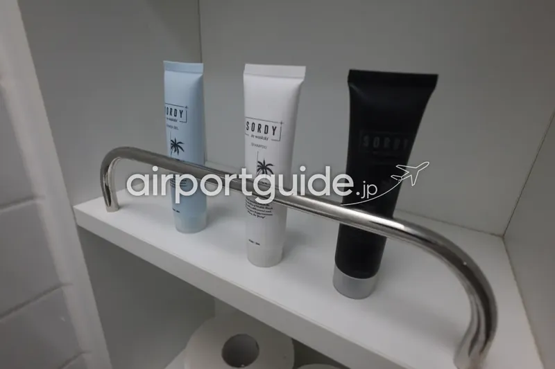 バスルームのアメニティ。SORDYのシャワージェル・シャンプー等のチューブ、下段にトイレットペーパー。