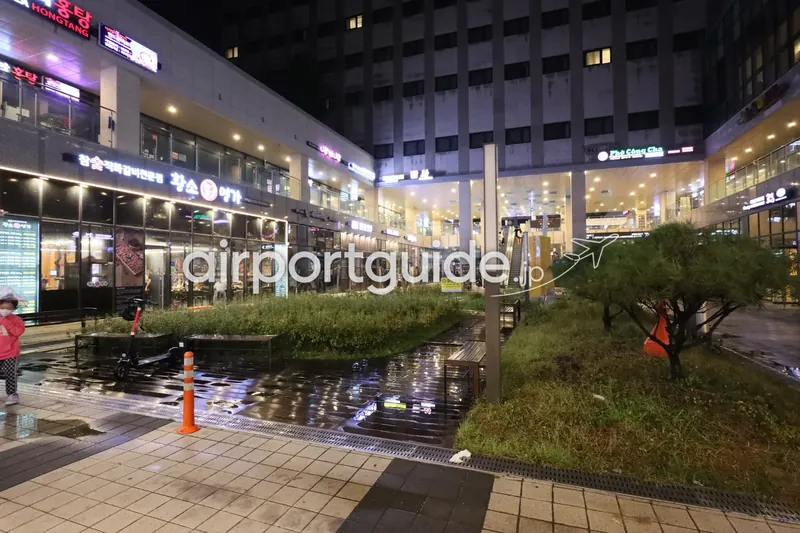 夜の雲西の飲食店が並ぶ一角。焼肉やベトナム料理などの灯り。外食したい夜はこのあたりで。