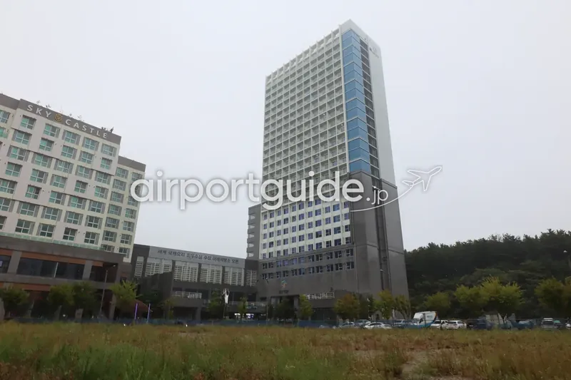 タワー全景。左手はとなりの「SKY CASTLE」。手前は造成途中の空き地。